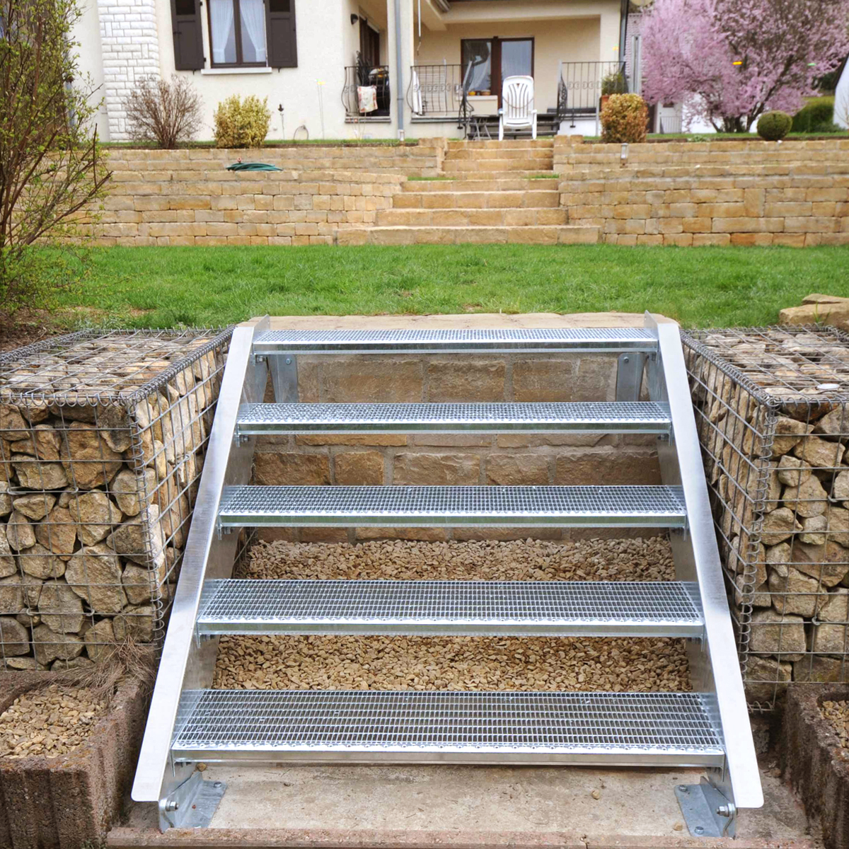 Stahltreppe im Gelände einbauen