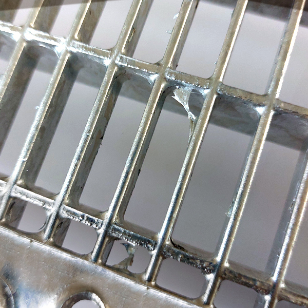 Gitterrost mit Zinkfäden in vereinzelten Maschen
