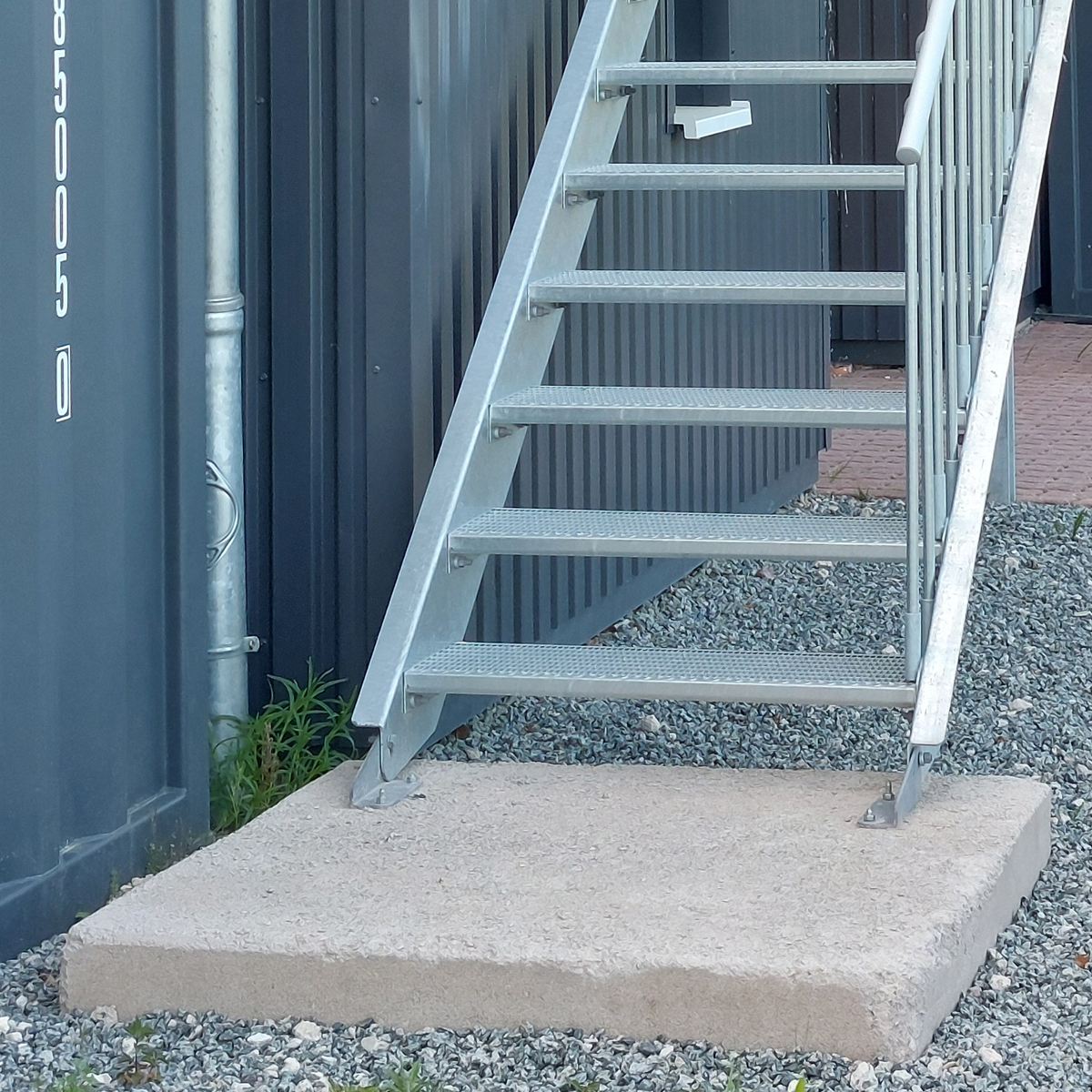 Betonsockel als erste Stufe