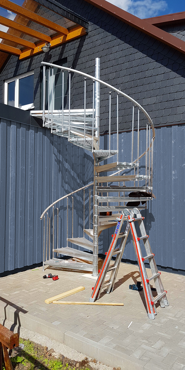 Spindeltreppe mit 100 cm Stufenbreite für GH bis 440 cm