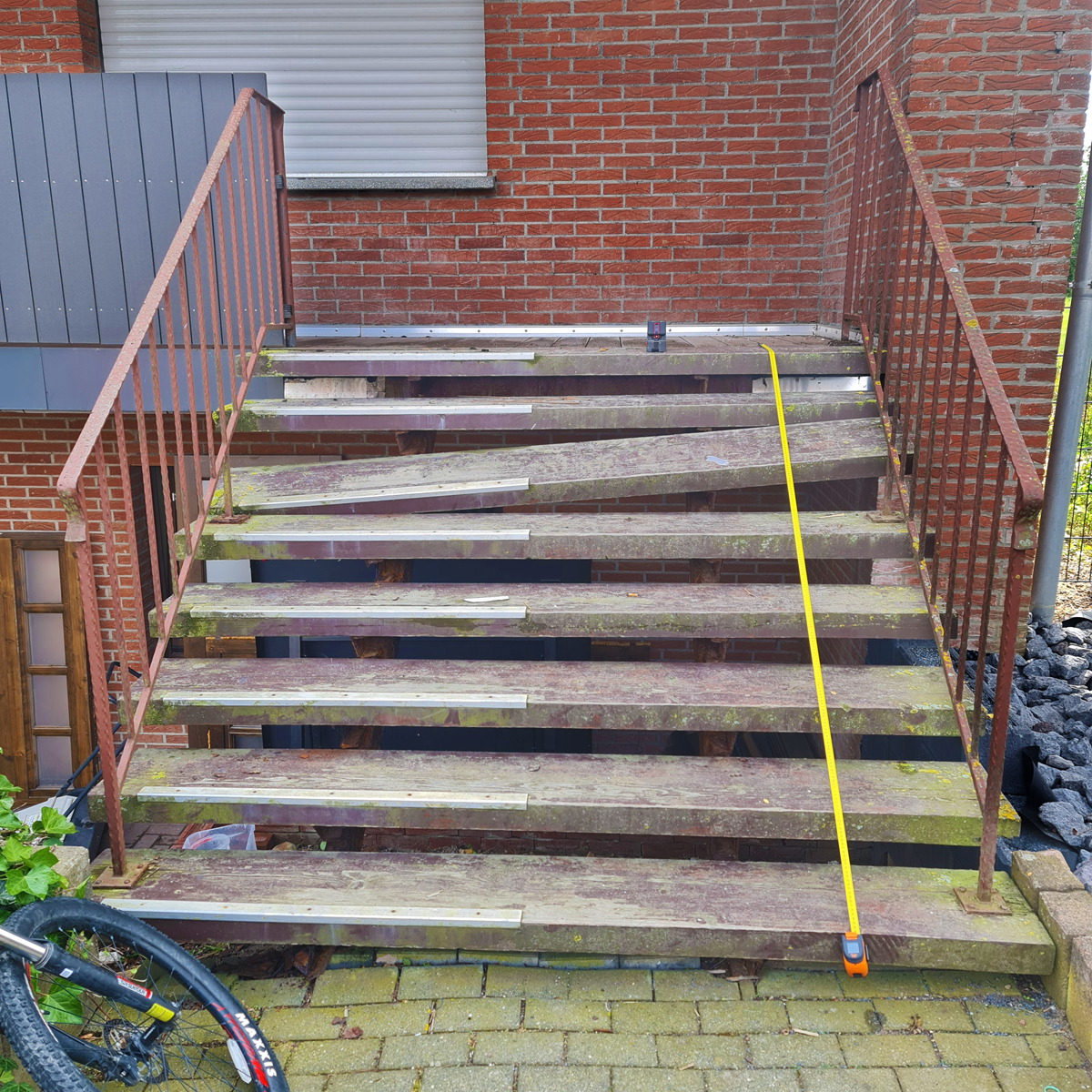 Ersetze eine alte Betontreppe durch eine sichere und breite Stahltreppe