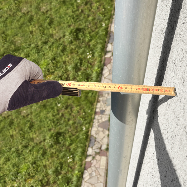 Abstandhalter U-Profil bei Regenrohr an Hauswand