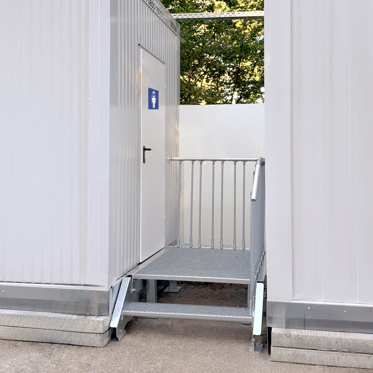 Außentreppe mit Podest, längsseitiger Eingang am Modulcontainer