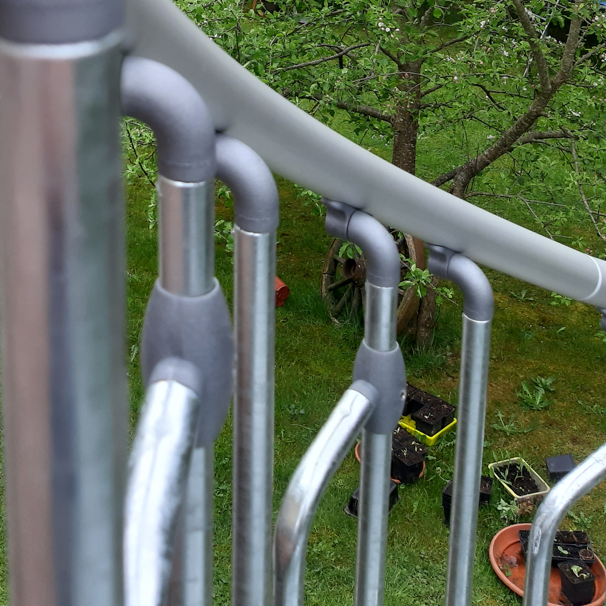 Sichere Geländersicherung an Spindeltreppe K1