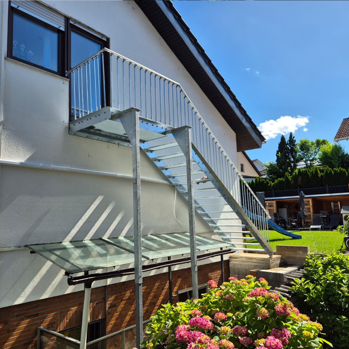 OPTIGO Treppe fertig aufgebaut mit Kragarmstützen