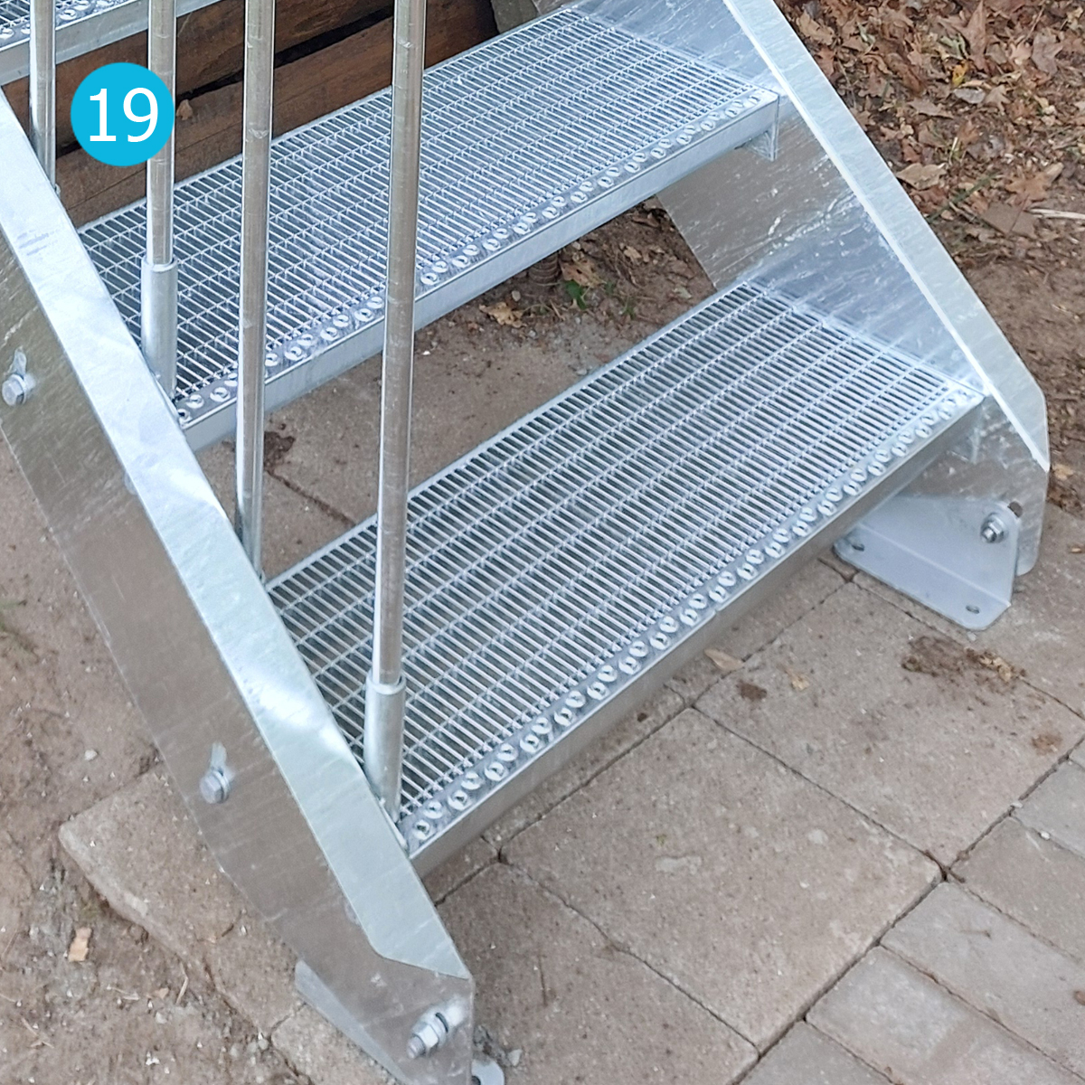 Gartentreppen bis 6 Stufen auf ein kleines Plateau Fundament stellen